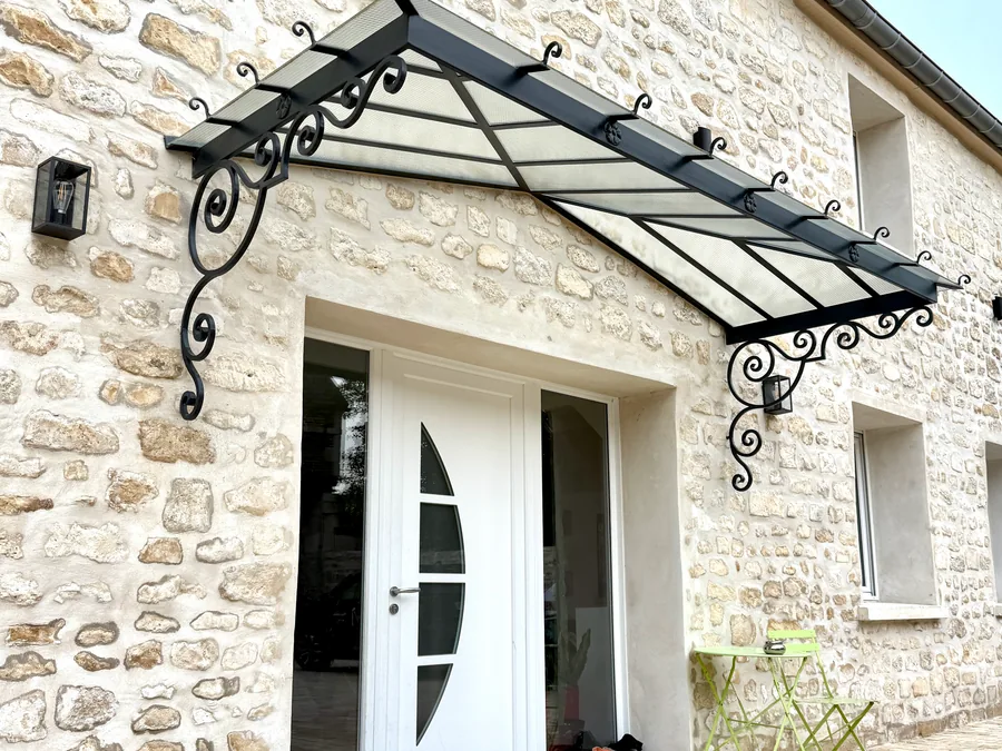 Marquise en fer forgé sur façade de demeure, L'Art de Faire