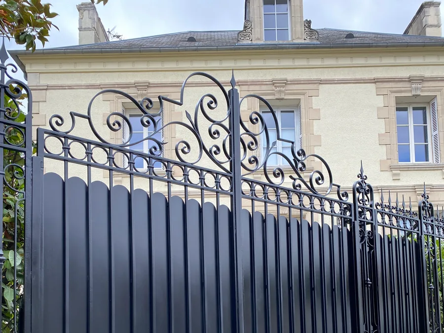 Portail battant en fer forgé sur mesure, L'Art de Faire