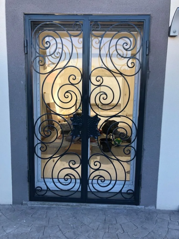 Grille de porte en fer forgé noir à volutes dorées, L'Art de Faire
