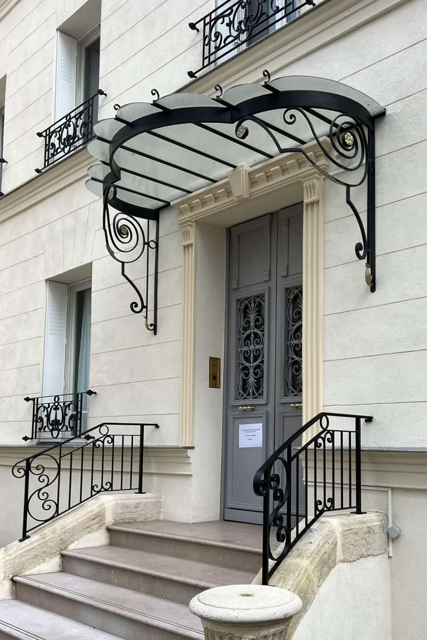 Marquise patrimoniale en fer forgé restaurée sur demeure de caractère, L'Art de Faire