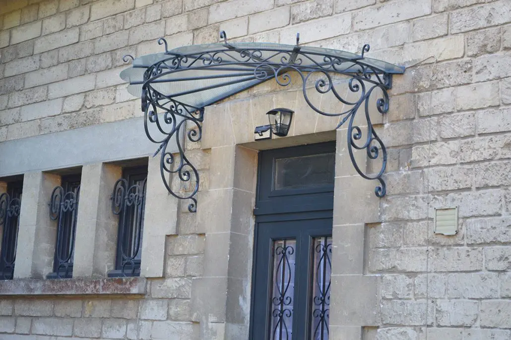 Marquise M-48 en fer forgé à éventail et volutes sur façade en pierre de taille, L'Art de Faire